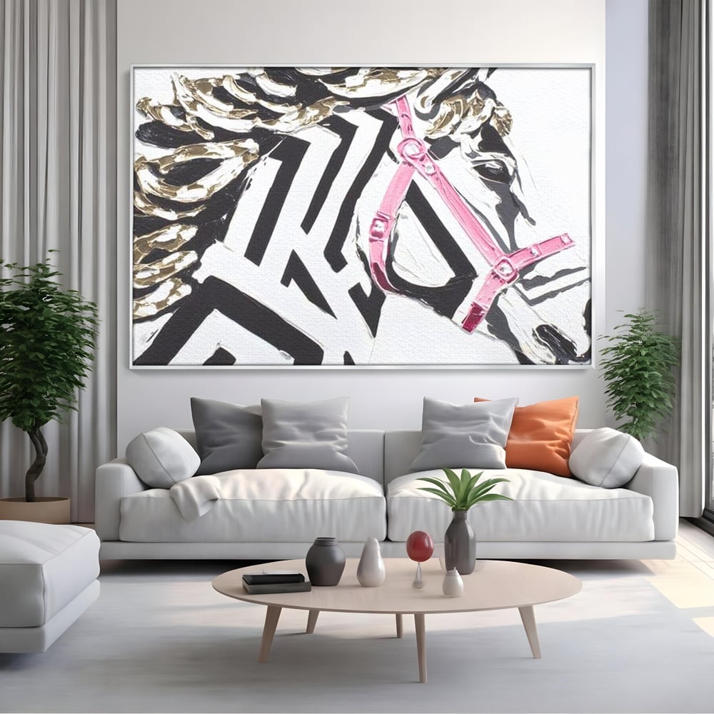 Tablou canvas cu tablou canvas cu cap de armasar, in rama de aluminiu argintiu, pe perete intr-un living
